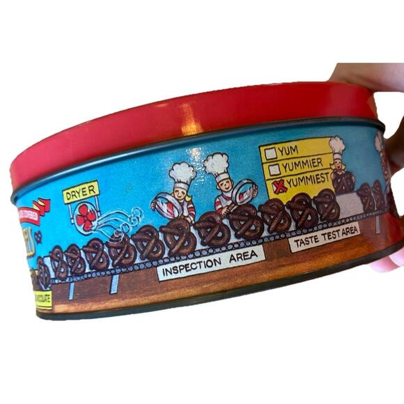 VTG 90s TIN Holiday Fun Hershey's American Chocolate Covered Pretzels Round Tin - Picture 5 of 8